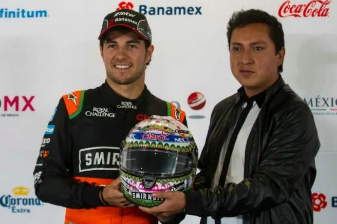 MIGUEL PONTÓN Checo presume el casco que usará en el GP de México