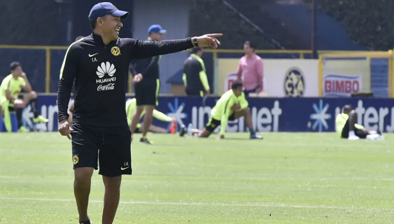IMAGO7 Ambriz en entrenamiento de las Águilas