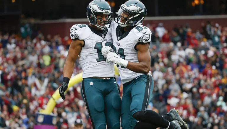 AP Miles Austin festeja un touchdown con Jordan Matthews