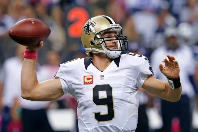 AP Drew Brees lanzando un pase en el duelo de esta noche frente a Dallas