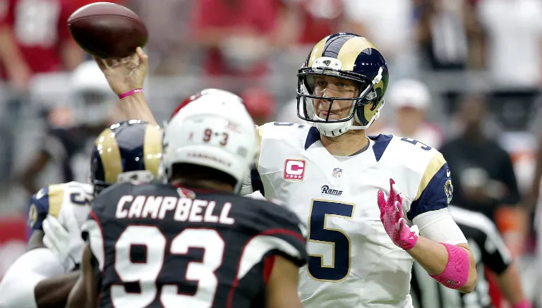 AP Nick Foles con los Carneros