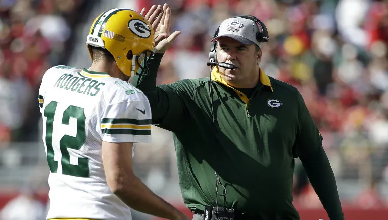 AP Mike McCarthy festeja con Aaron Rodgers