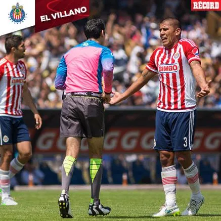 RÉCORD Salcido reclama al árbitro por la marcación del penalti