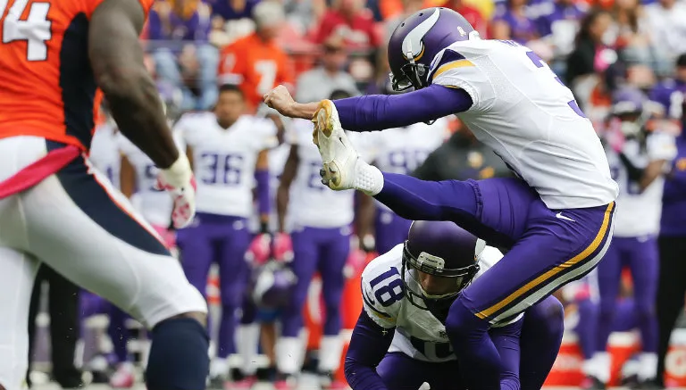 AP Blair Wlash patea para gol de campo