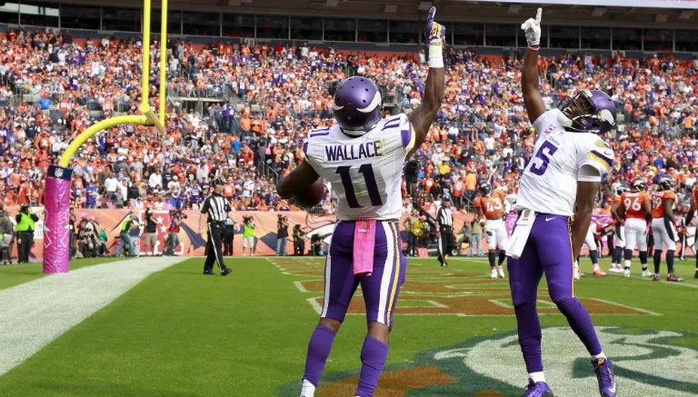 AP Wallace y Bridgewater festejan un touchdown