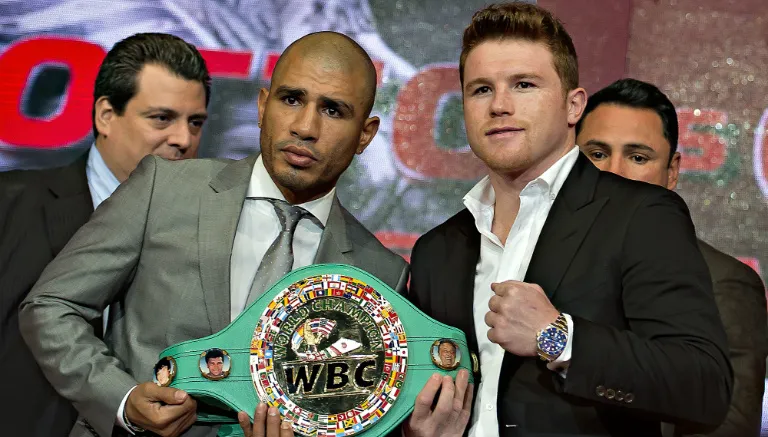 MEXSPORT Cotto y Canelo posan junto al cinturón en disputa