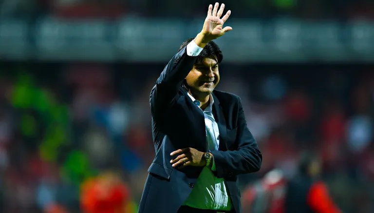 IMAGO7 Cardozo saluda a la afición en un partido del Toluca