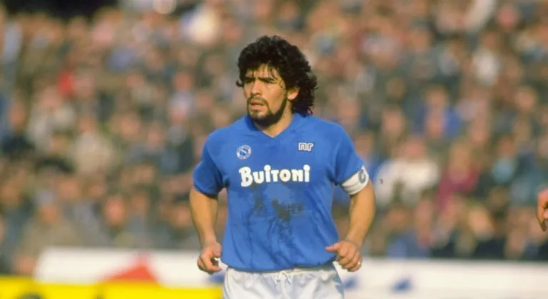 ESPECIAL Maradona, en un partido cuando jugaba con el Nápoles