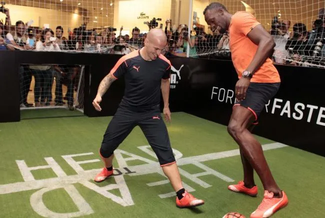 Benedetto se enfrenta a Usain en un partido