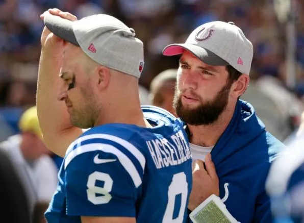 AP Hasselbeck y Luck platican durante un juego