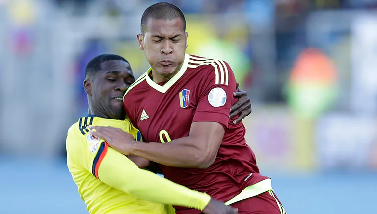 AP Salomón Rondón, en un duelo contra Colombia