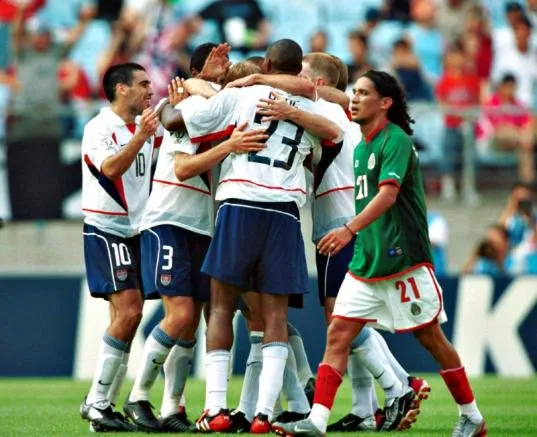 Estados Unidos festeja el primer gol frente a México en el Mundial de 2002