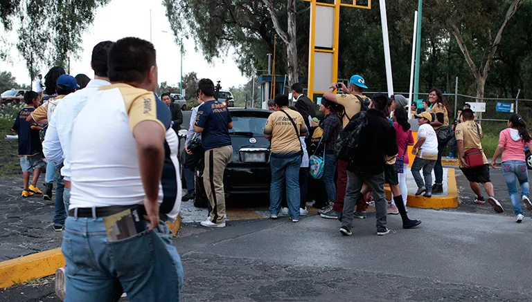 Los aficionados siguen a Sosa hasta el estacionamiento