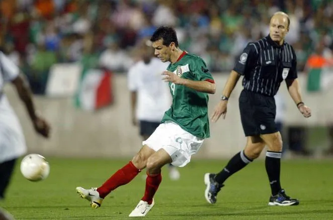 Jared Borgetti frente a Estados Unidos en 2005