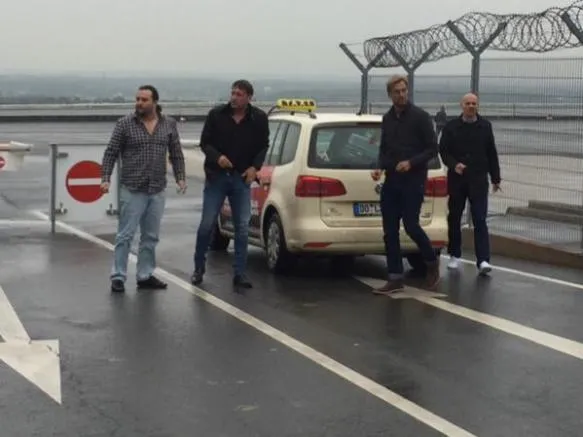 @KOPFBALLER Klopp fue captado en el aeropuerto de Dortmund