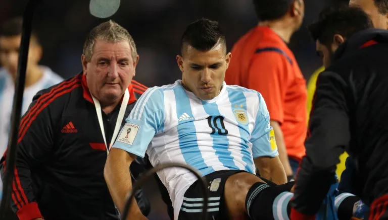 Sergio Agüero sale en el carrito de las asistencias