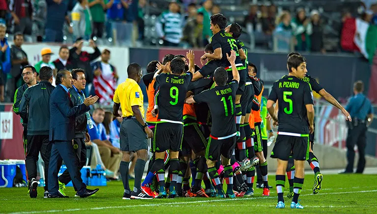 IMAGO7 El Tri festeja en grupo una diana