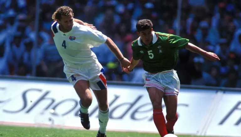 MEXSPORT Ramón Ramírez y Cle Kooiman pelean por un balón