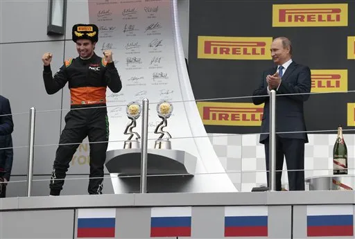 AP Checo sonríe en el podio