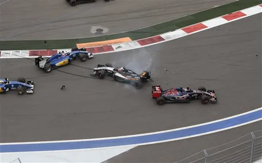 AP Hulkenberg, en medio, no puede evitar el contacto