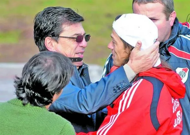Passarella abraza a Almeyda