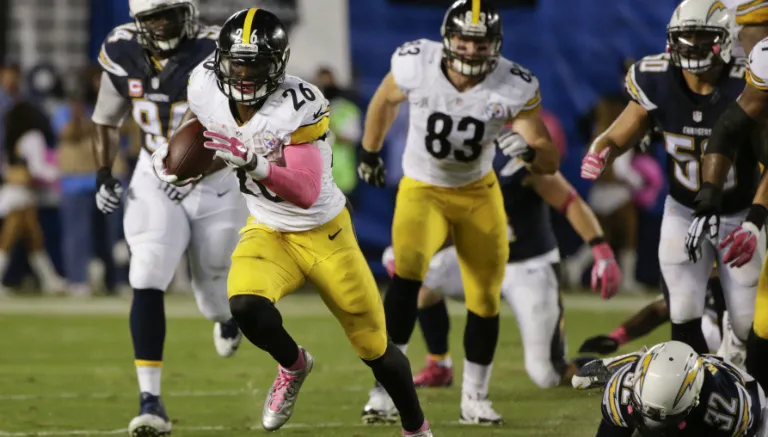 AP Le'Veon Bell corre con posesión del ovoide
