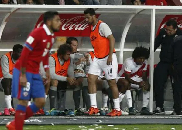 Yordy Reyna llora en la banca al salir de cambio