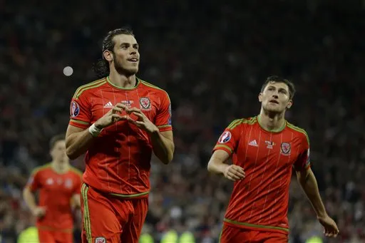 AP Bale festeja un gol con Gales