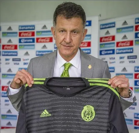 CÉSAR VICUÑA Juan Carlos Osorio sosteniendo la playera del Tri