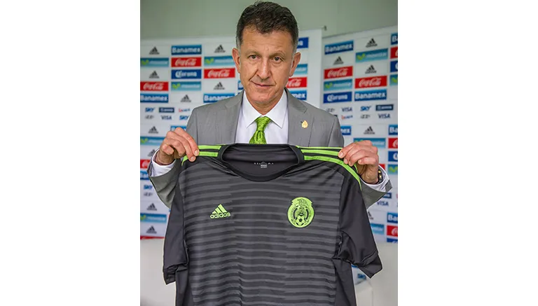 CÉSAR VICUÑA Osorio posa con el jersey del Tricolor