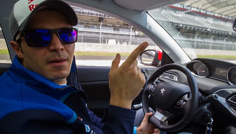 MIGUEL PONTÓN Memo Rojas explica el trazado de la pista