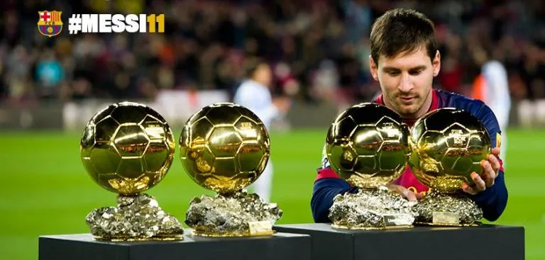 @FCBARCELONA_ES Messi presume sus Balones de Oro en el Camp Nou