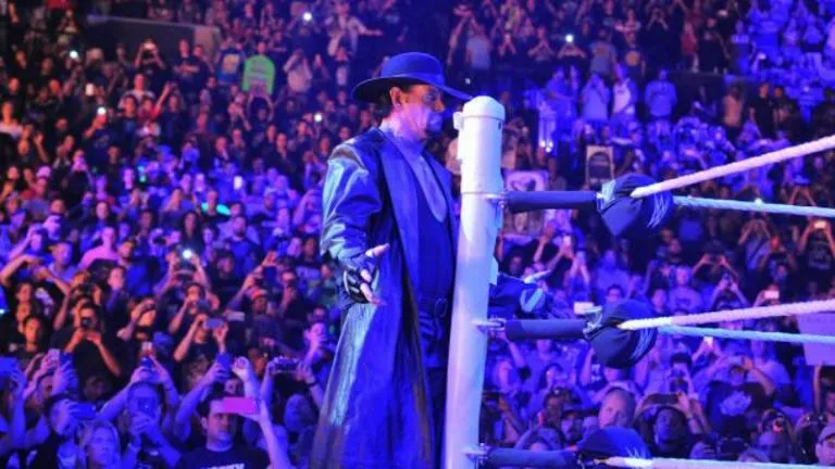 The Undertaker subiendo al ring