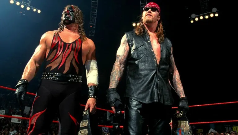 ESPECIAL Kane y Taker posan con los títulos en pareja