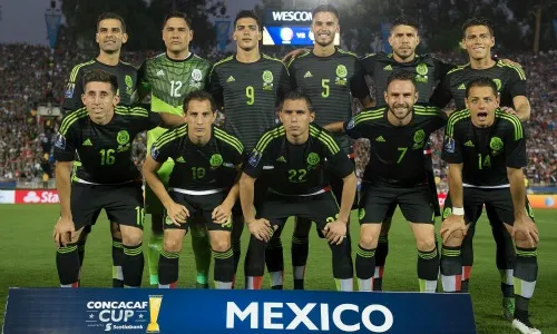 IMAGO7 Jugadores de México posan para la cámara antes de un partido