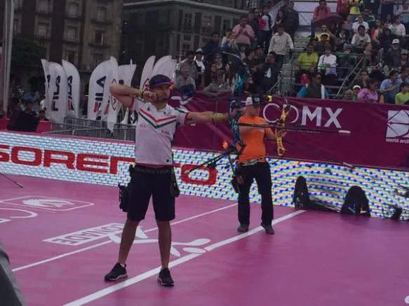 Mario Cardoso se prepara para lanzar una flecha