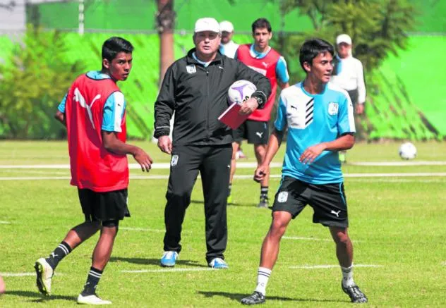 RICARDO FLORES Víctor Manuel Vucetich dirige entrenamiento de Gallos