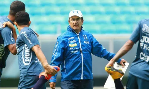 Jorge Luis Pinto da indicaciones a sus dirigidos