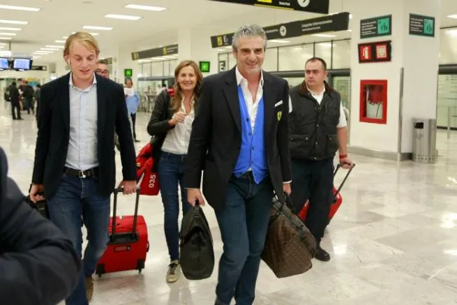 RICARDO MARTÍNEZ Directo de Ferrari llegando al AICM