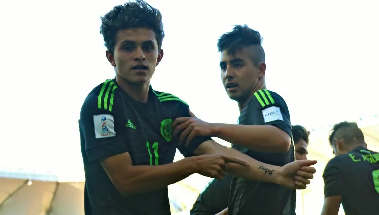 IMAGO7 Kevin Magaña señala su brazo durante una celebración