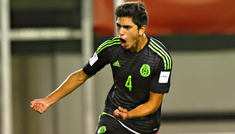 IMAGO7 Francisco Venegas festeja un gol de México