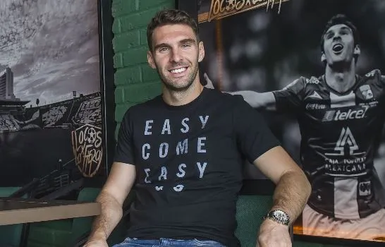 Mauro sonríe en su restaurante