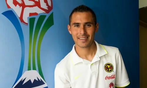 RICARDO FLORES Aguilar posa junto al logo del torneo