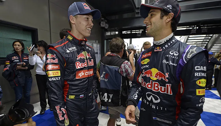 Daniel Ricciardo y Daniil Kvyat previo a una carrera