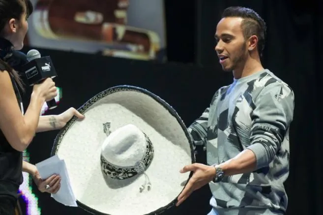 CÉSAR VICUÑA Hamilton recibe un sombrero charro