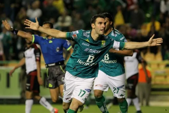 Mauro Boselli celebrando el gol al Atlas en Copa MX
