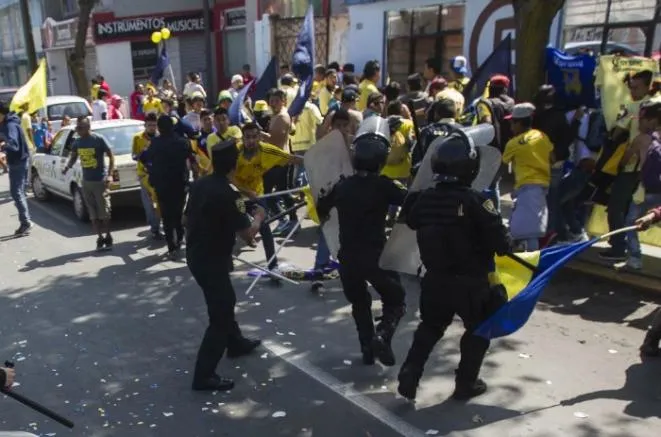 RICARDO FLORES Elementos de seguridad tras aficionados americanistas