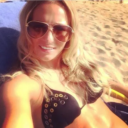 La sexy futbolista se toma una selfie en la playa