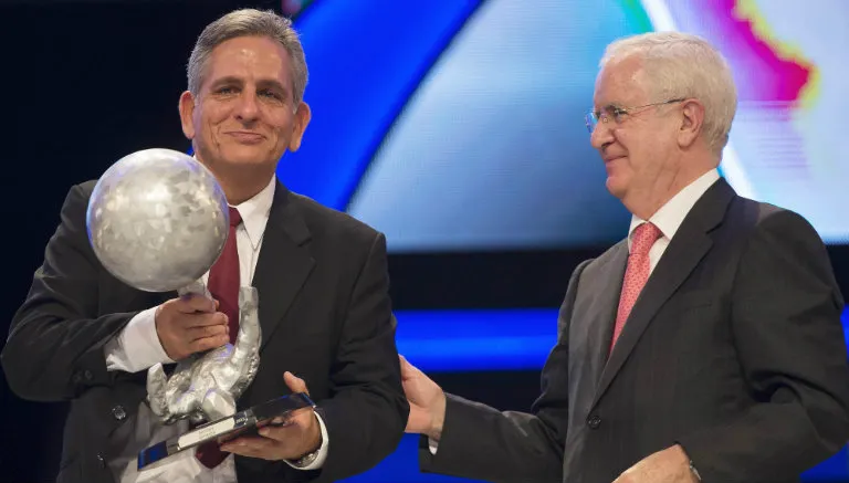 MEXSPORT Hijo de Alcídes Ghiggia recibe galardón de su padre