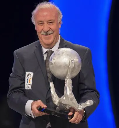 MEXSPORT Del Bosque posa con galardón de miembro del Salón de la Fama